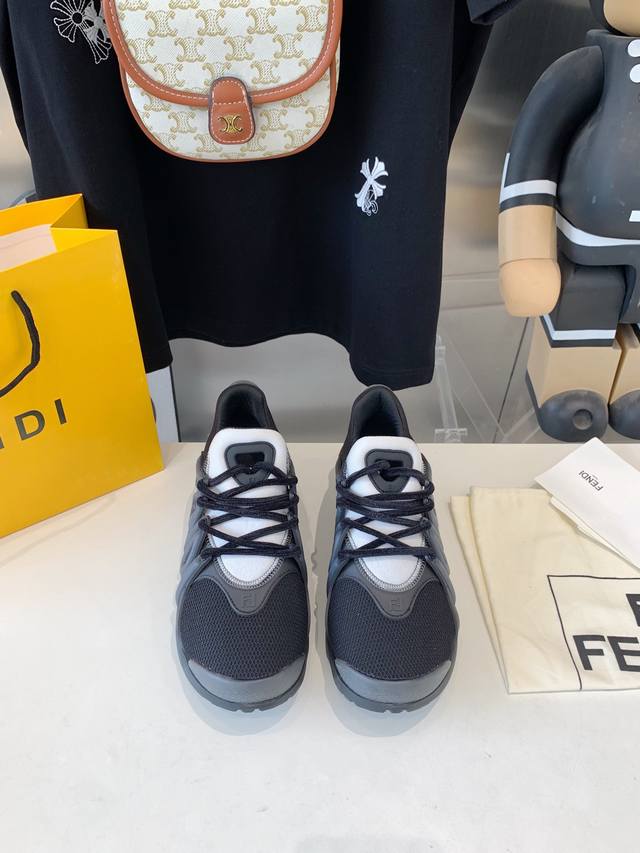 出厂价 2054 Fendi 最新款休闲运动男鞋，白色高科技网面材质，轻盈柔韧橡胶跑步鞋。 四个颜色任你挑，喜欢的欢迎下单过来 码数40-46 46订做